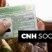 Imagem de uma pessoa segurando a Carteira Nacional de Habilitação (CNH) enquanto está dentro de um carro, com o texto 'CNH Social' sobreposto, indicando um programa de CNH gratuita com 1.500 vagas.