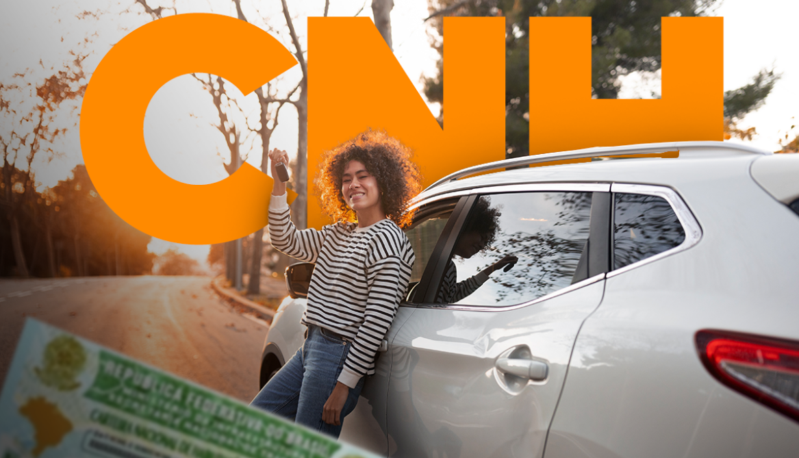 Mulher sorrindo ao lado de um carro com chave na mão, destacando a CNH gratuita, com inscrição aberta até o final do mês.