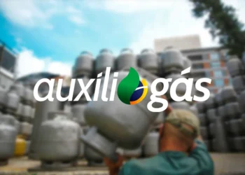 Beneficiário manuseando botijão de gás com logotipo do Auxílio Gás