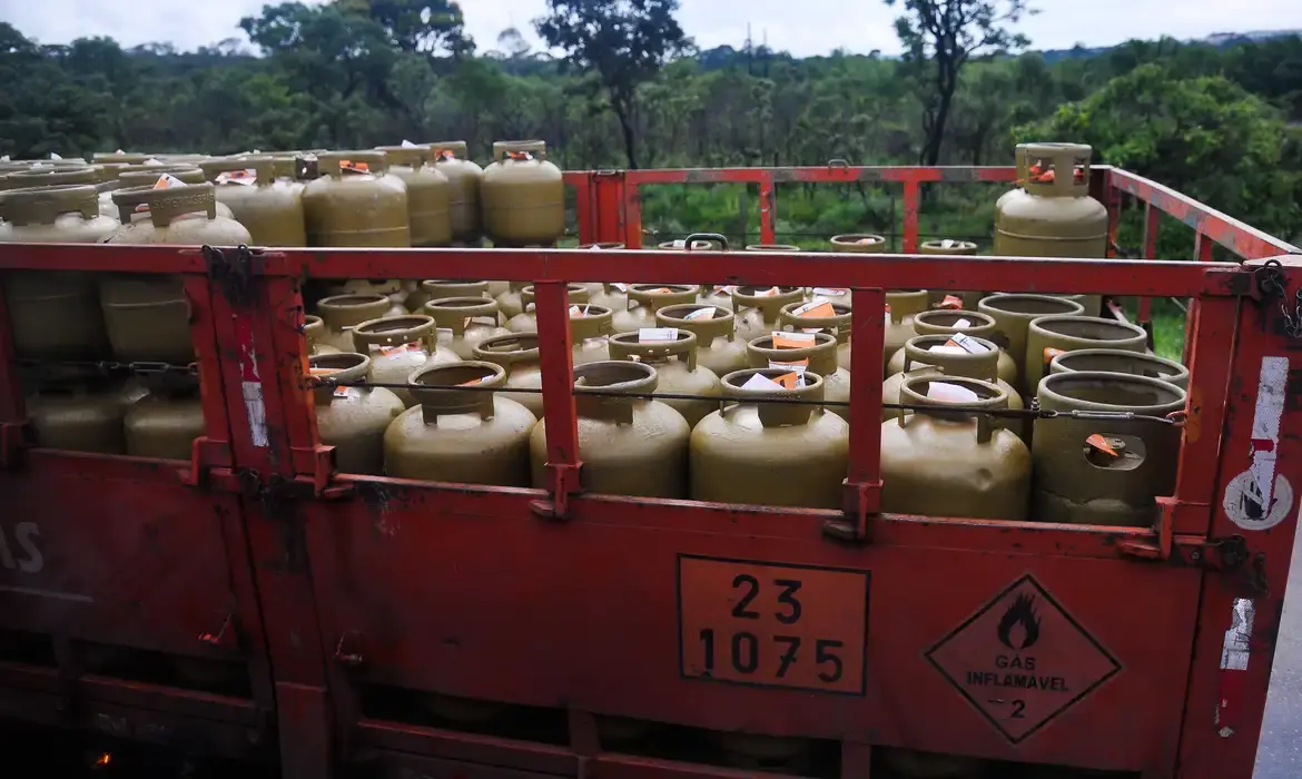 Caminhão transportando botijões de gás de cozinha, usado para ilustrar o benefício do Auxílio Vale Gás.