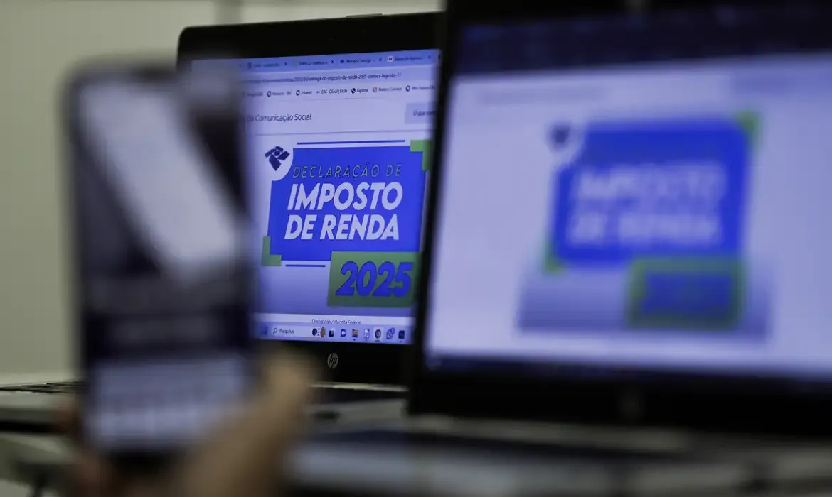 Tela mostrando a página de consulta de restituição do Imposto de Renda 2025, com destaque para o logo oficial da Receita Federal.