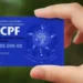 Pessoa segurando cartão azul com número de CPF em destaque