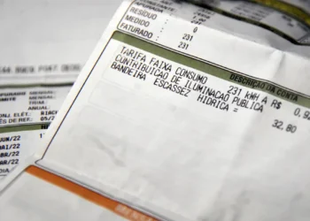 Detalhe de conta de luz com informações sobre tributos e tarifas.