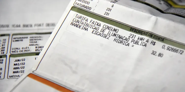 Detalhe de conta de luz com informações sobre tributos e tarifas.