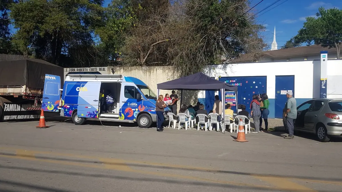 Carro da equipe do CRAS realizando inscrições e atualizações do CadÚnico.