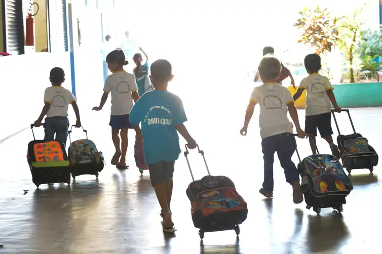 Irei inserir esta imagem na seção do texto que fala sobre: Quem pode se inscrever no Programa Programa de Apoio à Mulher Trabalhadora, mais conhecido como 'Criança na Creche? Descreva como devo preencher no WordPress os campos da imagem: alt text, título, legenda e descrição! Obs: Crie textos diferentes do que você já criou. Além disso comprima a imagem para no máximo 200kb, sem reduzir dimensões, e no formato Webp, nomeie o arquivo com base na legenda, e disponibilize o link para download