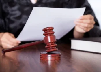 Martelo de juiz e papel com decisão judicial sobre o Bolsa Família