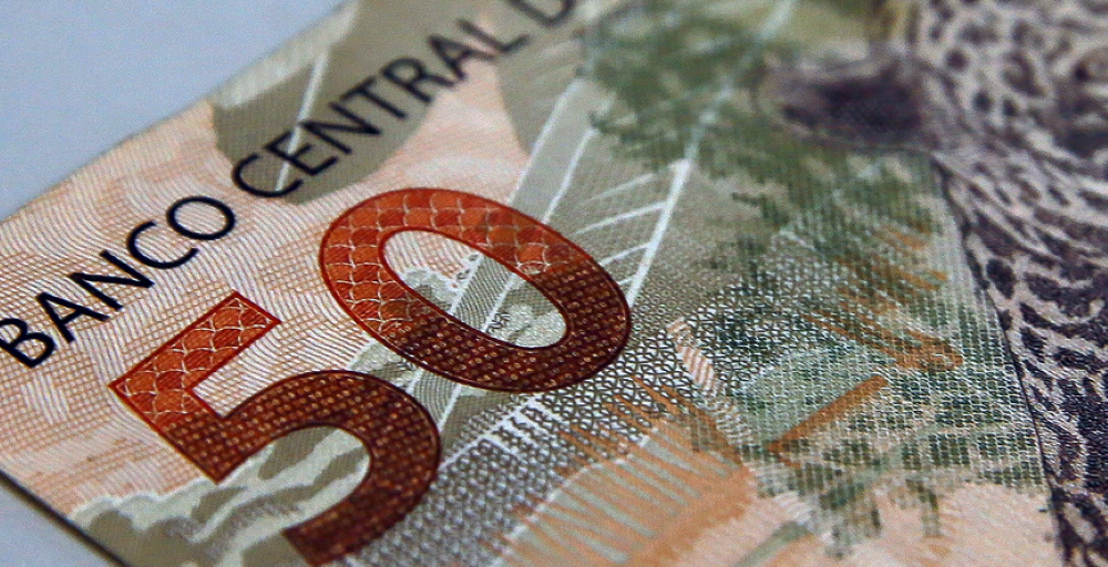 Imagem ilustrativa de cédula de 50 reais, simbolizando os benefícios financeiros, relacionada ao tema de bloqueio do Bolsa Família em junho.