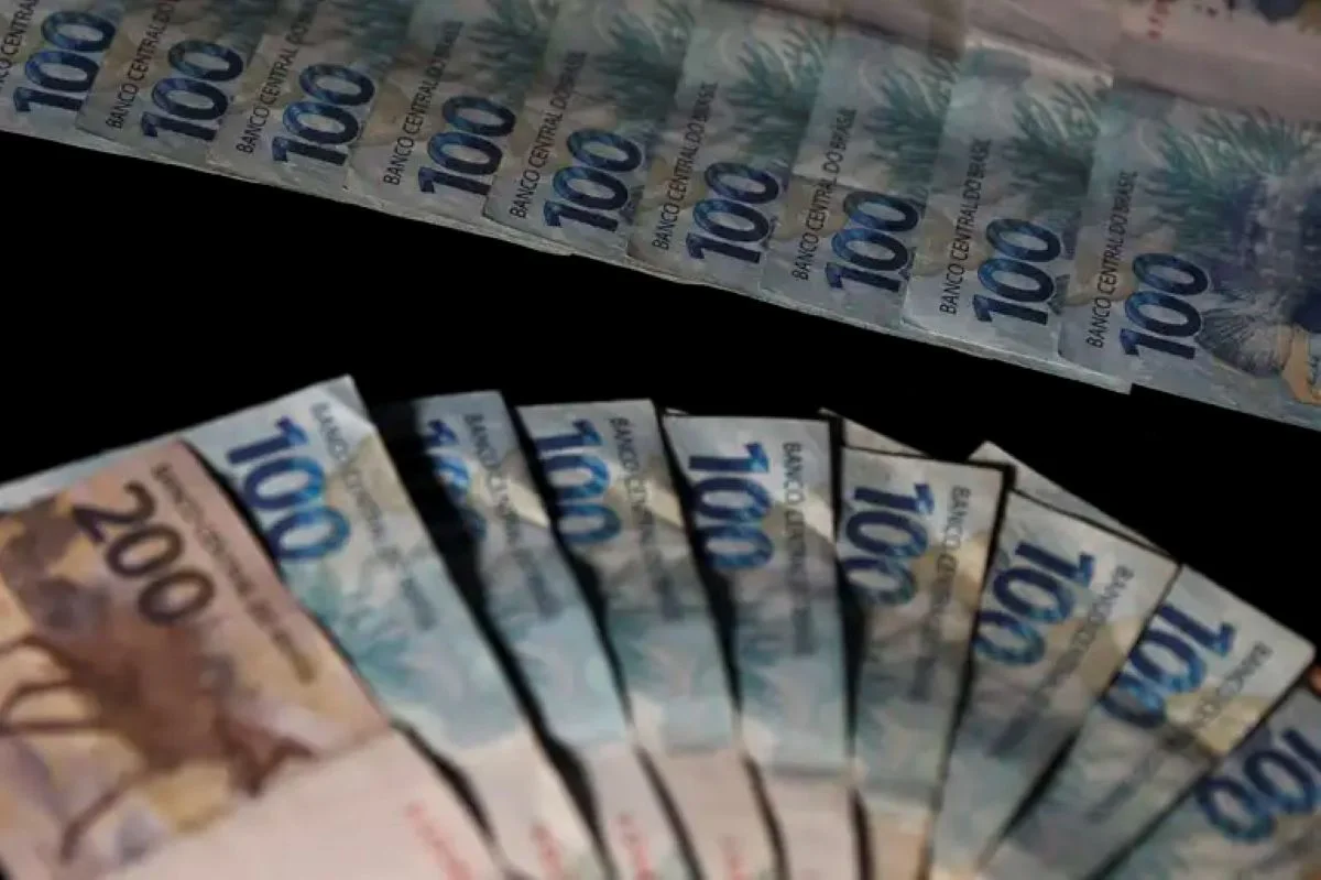 Notas de R$ 100,00 e R$ 200,00, representando a antecipação das parcelas do empréstimo.