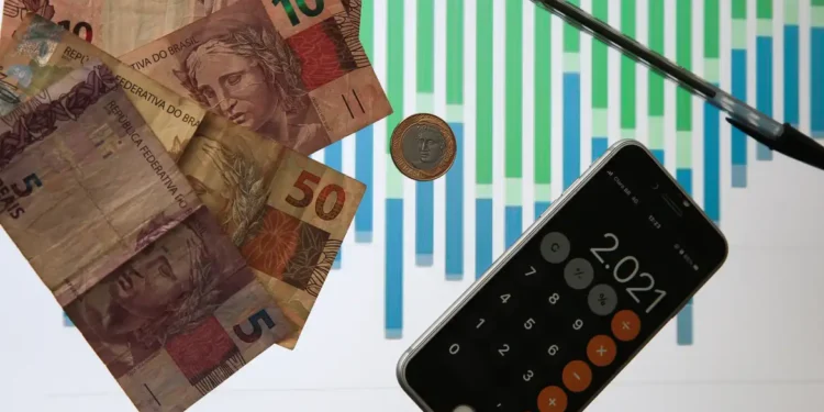 Notas de real, calculadora e gráficos, representando os descontos em negociações de dívidas