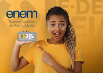 Mulher sorrindo e apontando para um celular com a imagem do programa Pé-de-Meia, que oferece bônus para quem fizer o ENEM.