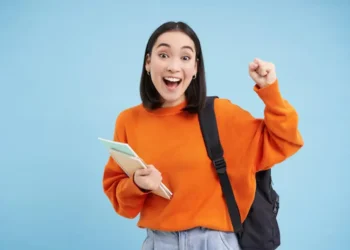 Estudante empolgada com possibilidade de receber mais de um auxílio financeiro