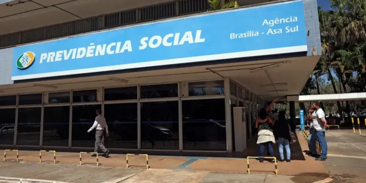 Fila para perícia médica do INSS, com grande número de pessoas aguardando atendimento em Brasília.