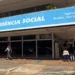 Fila para perícia médica do INSS, com grande número de pessoas aguardando atendimento em Brasília.