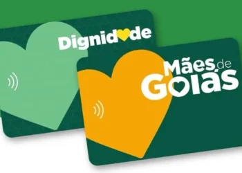 Cartões do programa Mães de Goiás com logo e detalhes em verde e amarelo, destacando benefícios financeiros.