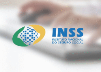 Logo do INSS com fundo borrado de uma mão sobre um teclado, destacando o tema de pagamentos de junho."