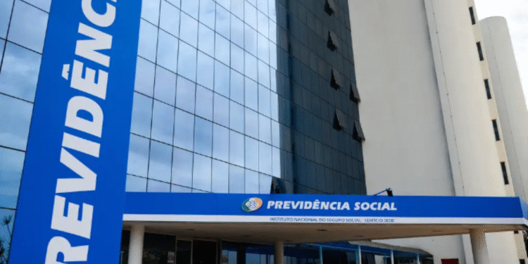Fachada do prédio do INSS com logo e nome visíveis, representando o Instituto Nacional do Seguro Social