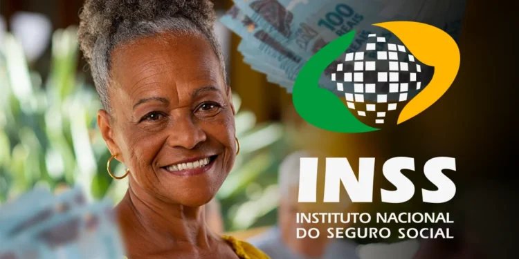 Mulher sorridente com notas de 100 reais, representando benefícios do INSS