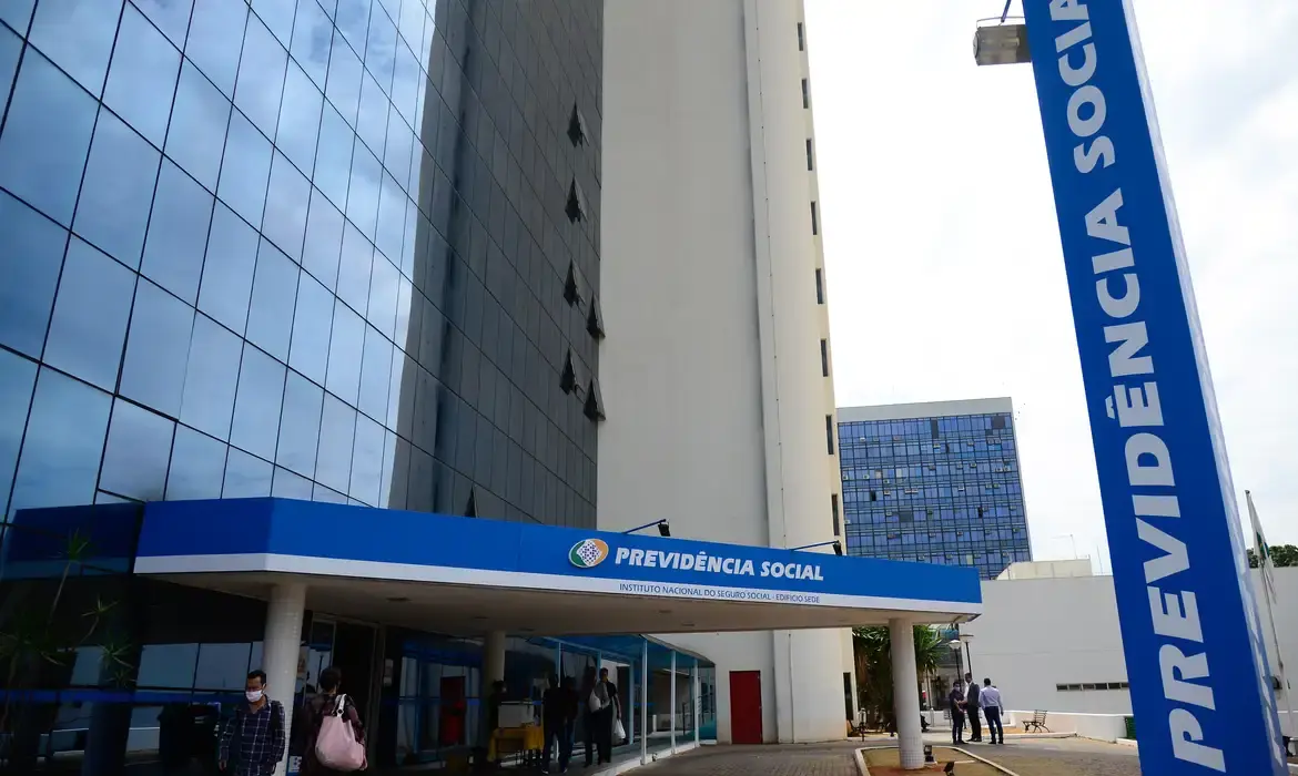Imagem do prédio do INSS com o nome 'Previdência Social' visível na fachada, simbolizando a instituição que lida com os processos de aposentadoria e benefícios sociais.