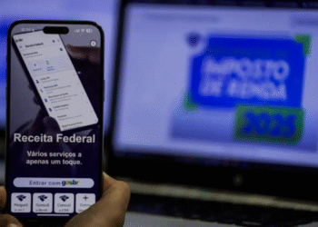 Imagem mostrando um celular com a interface do app Receita Federal e tela de computador com banner sobre Imposto de Renda 2025, alertando sobre golpes relacionados a restituição.