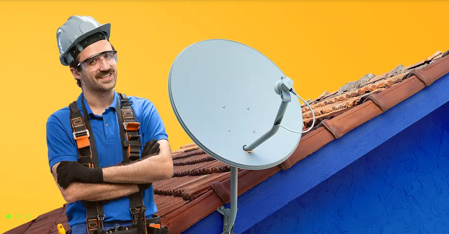 Técnico de instalação de antena digital fazendo a instalação gratuita para inscritos no CadÚnico