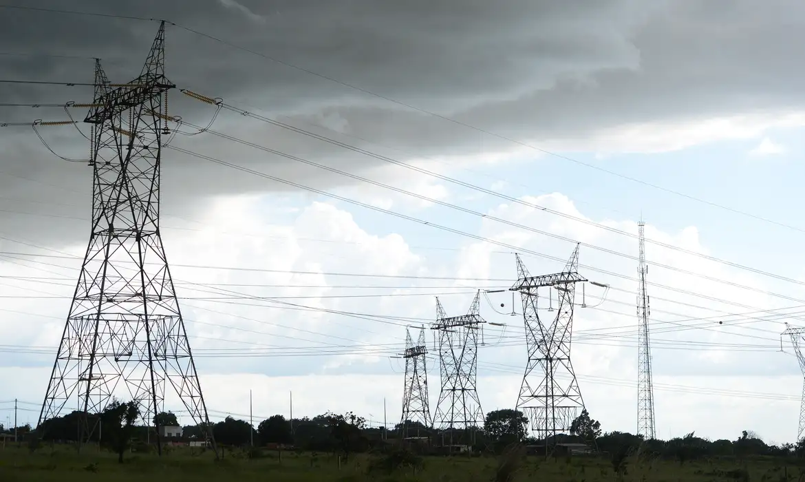  "Imagem de torres de transmissão de energia elétrica, representando a infraestrutura regulada pela Aneel."