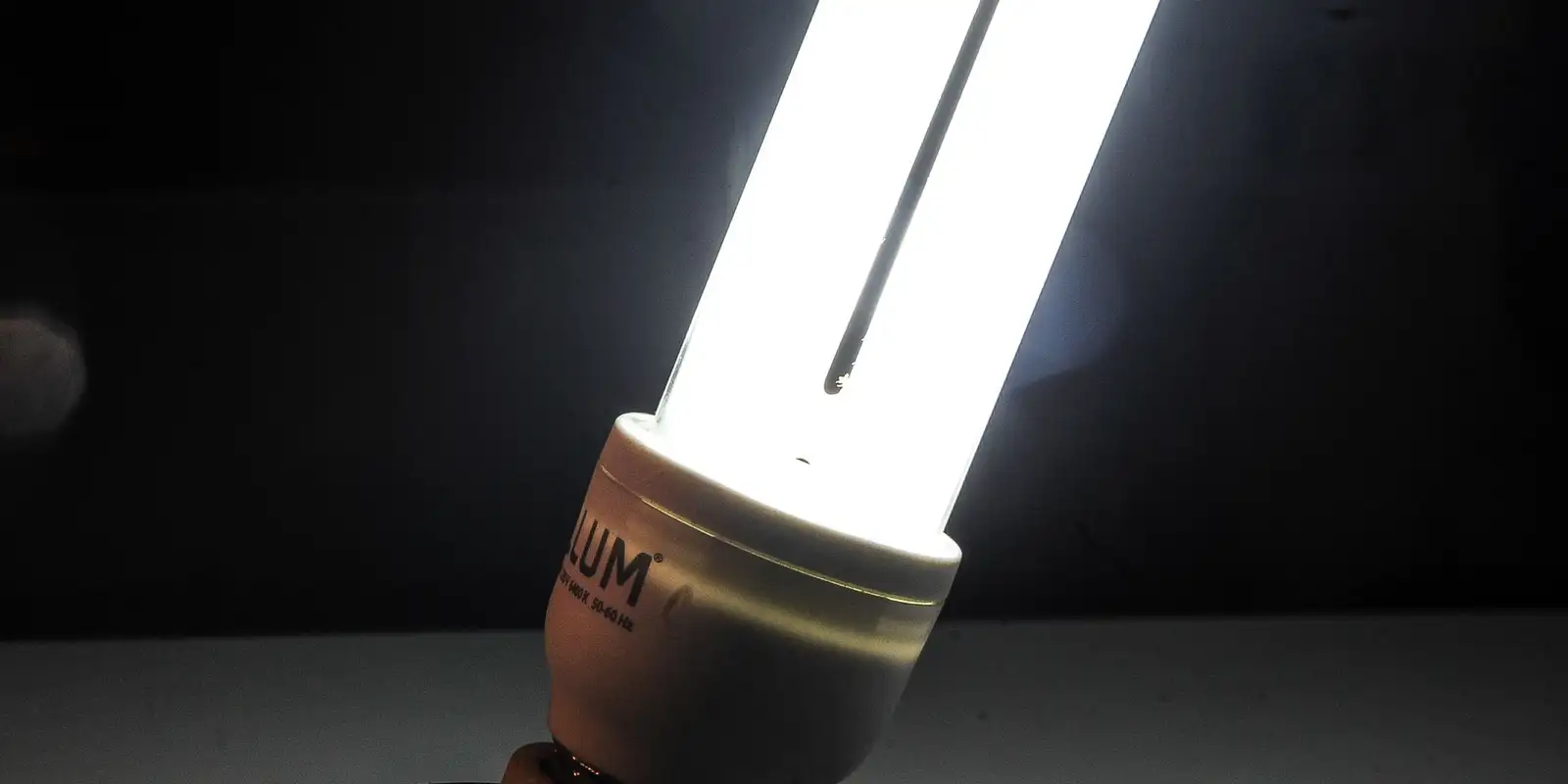 Lâmpada acesa simbolizando energia elétrica em contexto de novas medidas legais.