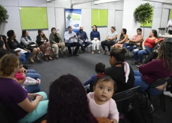 Programa de auxílio para mães solo com R$ 600 por criança