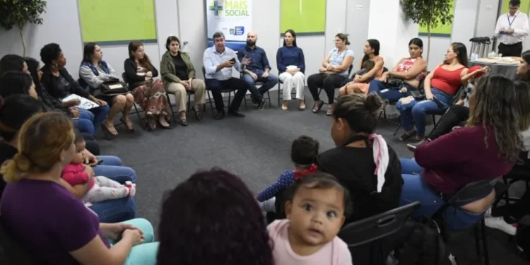 Programa de auxílio para mães solo com R$ 600 por criança