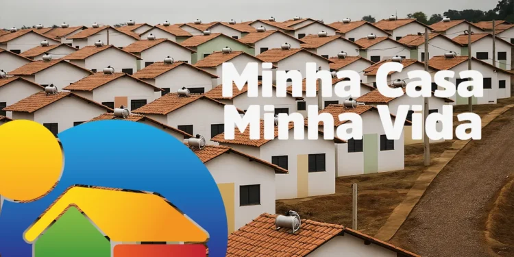 Imagem de conjunto habitacional com casas do programa Minha Casa, Minha Vida, com telhados vermelhos e fundo com céu nublado.