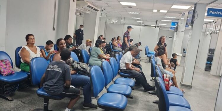 Pessoas aguardam atendimento em unidade do INSS durante mutirão.