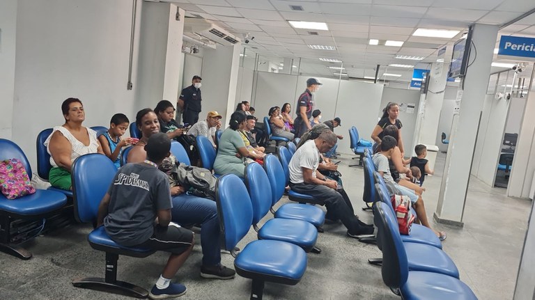 Pessoas aguardam atendimento em unidade do INSS durante mutirão.