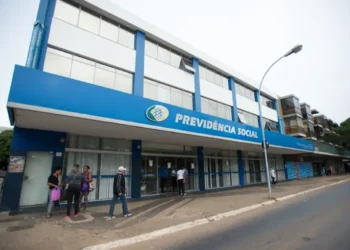 Agência do INSS com pessoas na fila para serviços como perícia e avaliação do BPC.