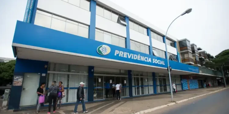 Agência do INSS com pessoas na fila para serviços como perícia e avaliação do BPC.