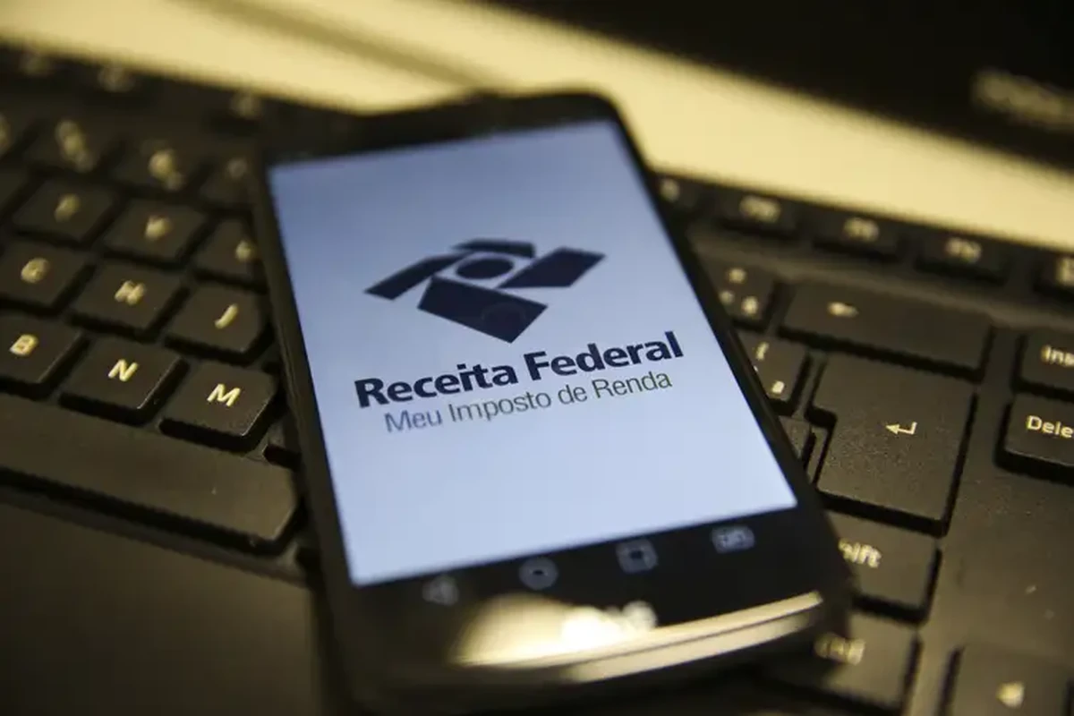 Aplicativo da Receita Federal aberto em smartphone, destacando declaração do Imposto de Renda 2025