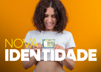 Mulher sorrindo com o novo modelo de RG brasileiro, explicando como realizar a troca do RG antigo pelo novo modelo.