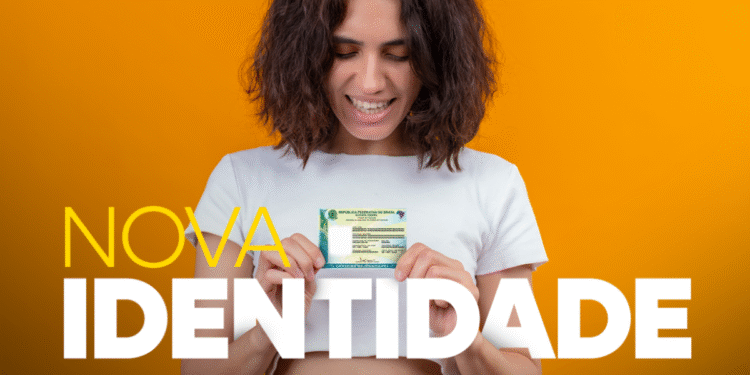 Mulher sorrindo com o novo modelo de RG brasileiro, explicando como realizar a troca do RG antigo pelo novo modelo.