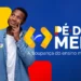 Imagem de um jovem segurando o cartão do programa Pé-de-Meia, com fundo colorido e o logotipo do programa ao lado.