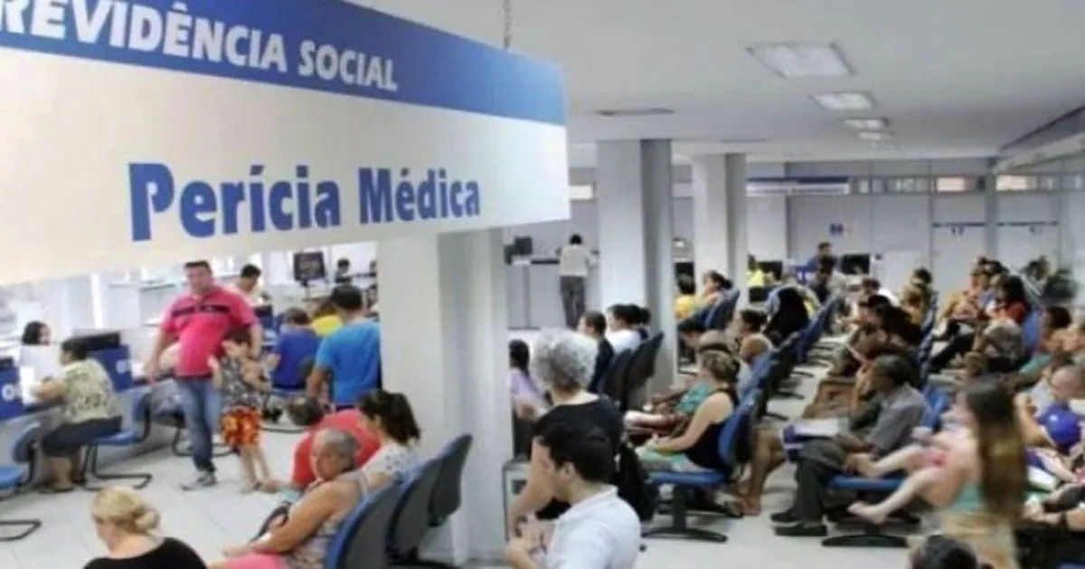 Mutirão do INSS: fila de pessoas esperando atendimento para perícia médica e avaliação do BPC.