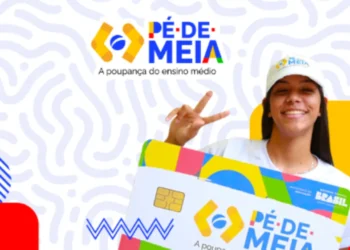 Jovem sorridente segurando um cartão colorido do programa Pé-de-Meia, que promove a poupança para estudantes do ensino médio.
