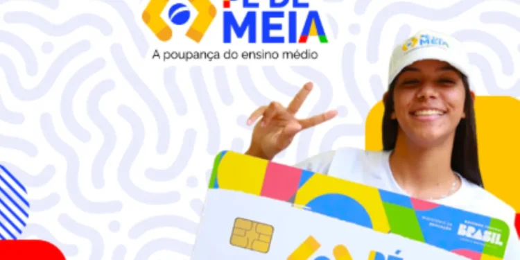 Jovem sorridente segurando um cartão colorido do programa Pé-de-Meia, que promove a poupança para estudantes do ensino médio.