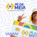 Jovem sorridente segurando um cartão colorido do programa Pé-de-Meia, que promove a poupança para estudantes do ensino médio.