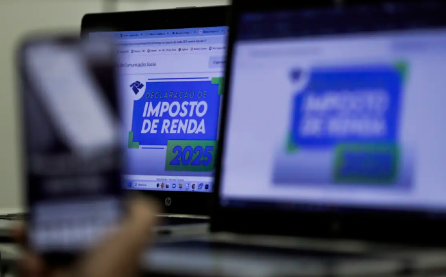 Tela de computador mostrando a declaração de Imposto de Renda de 2025, com foco em um alerta sobre a possibilidade de golpe em e-mails sobre restituição.