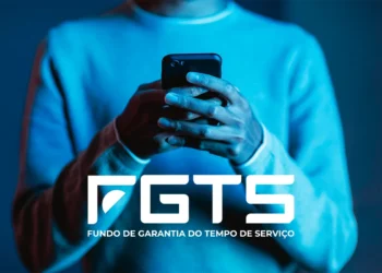 Pessoa usando celular com logotipo do FGTS em destaque
