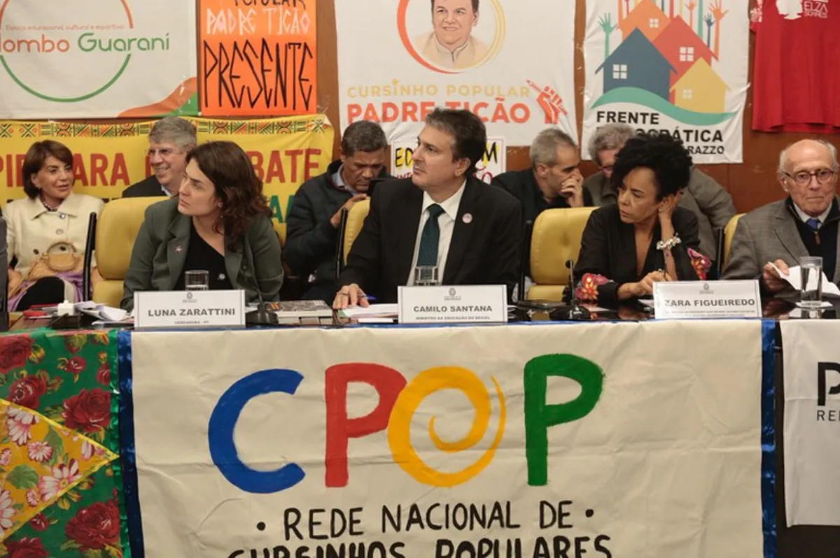 Mesa de debate com líderes e educadores discutindo o papel da CPOP na educação pública e o auxílio estudantil.