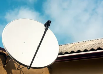Antena parabólica instalada no telhado, símbolo do acesso gratuito à internet.