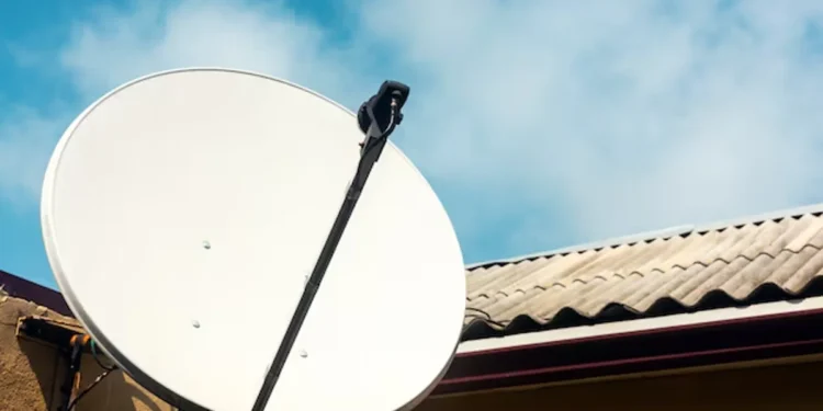 Antena parabólica instalada no telhado, símbolo do acesso gratuito à internet.
