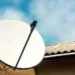 Antena parabólica instalada no telhado, símbolo do acesso gratuito à internet.