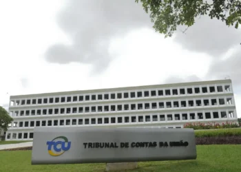 Sede do Tribunal de Contas da União (TCU) em Brasília, destacando a importância do órgão em fiscalizar o orçamento público.