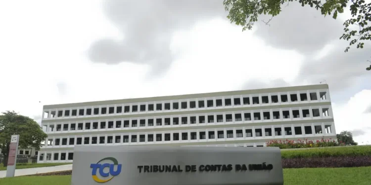 Sede do Tribunal de Contas da União (TCU) em Brasília, destacando a importância do órgão em fiscalizar o orçamento público.